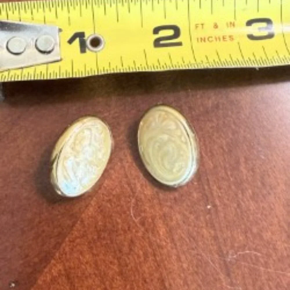 Soft Green-Colored Earrings - Picture 3 of 3